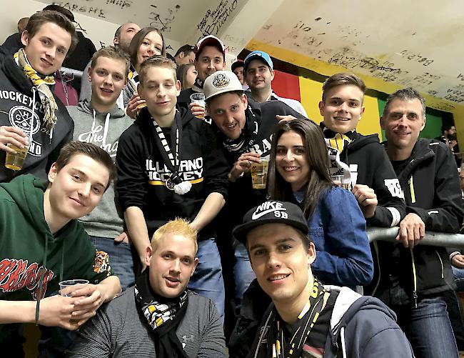 Fans des HC Lugano. Mit drei Autos reisten die Embder vor einer Woche aus dem Oberwallis ins Tessin zum ersten Playoff-Finalspiel.