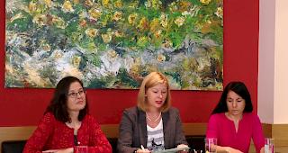 Astrid Mattig vom Beratungszentrum Sipe Oberwallis, Karin Pece von der Informations- und Beratungsstelle Freuw und Ursula St&uuml;di vom kantonalen Amt f&uuml;r Gleichstellung und Familie (von links) am Mittwochmorgen vor den Medien.