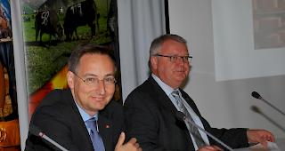 Gut unterwegs: Thomas Egger, Pr&auml;sident der Sortenorganisation Raclette du Valais AOP (links) und Gesch&auml;ftsf&uuml;hrer Urs Guntern.