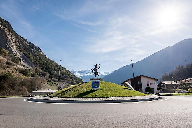 Durch die am Freitag offizielle eröffnete Umfahrung bei Sembrancher soll die Verkehrssicherheit von Anwohnern und Verkehrsteilnehmern verbessert werden.  