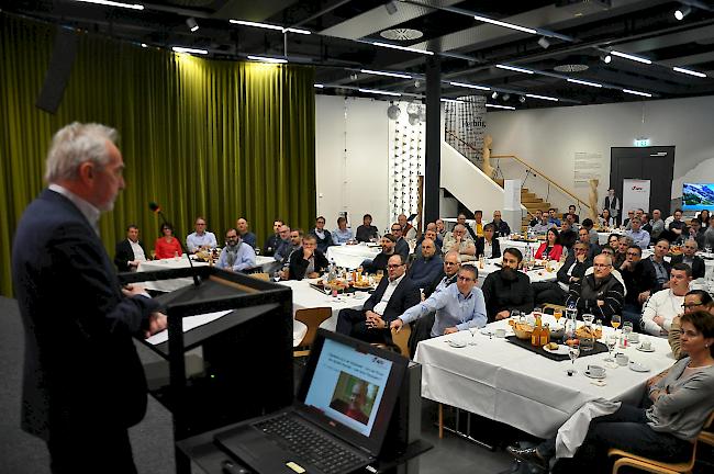Referent Dr. Ludwig Hasler: Die Menschen sollen Piloten, und nicht Passagiere, des digitalen Wandels sein.