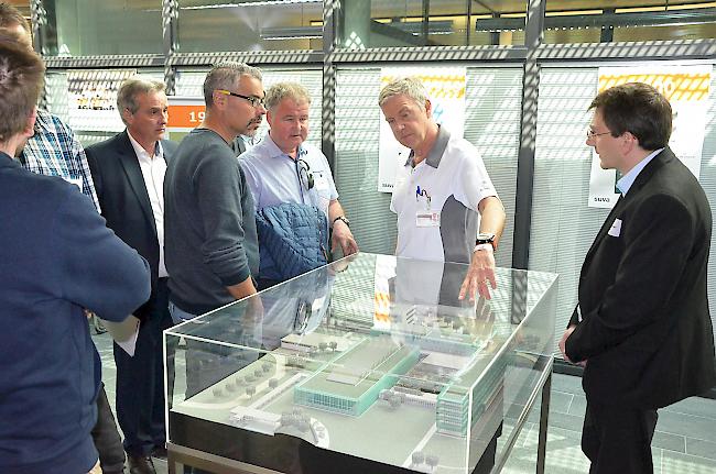 100 Jahre Suva. Der Unfallversicherer organisierte am Freitag für Partner und Kunden einen Rundgang durch ihre Rehaklinik in Sitten.