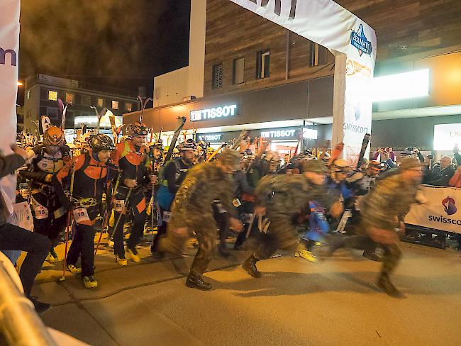 Der zweite Start zur Patrouille des Glaciers ist am Freitagabend erfolgt.