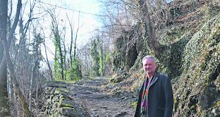Entwidmung? Gemeinderat Bernhard Imhof steht auf dem alten R&ouml;merweg unterhalb des &laquo;Moos&raquo;. Bei ihrer Fahrt von der Belalp nach Naters k&auml;men die Biker hier angerauscht. 