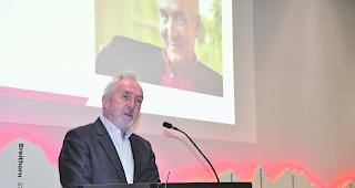 Arbeitsteilung. W&auml;hrend rationale Aufgaben an die k&uuml;nstliche Intelligenz ausgelagert werden sollen, m&uuml;sse sich der Mensch vermehrt mit emotionalen und kreativen T&auml;tigkeiten besch&auml;ftigen, befand Dr. Ludwig Hasler. 