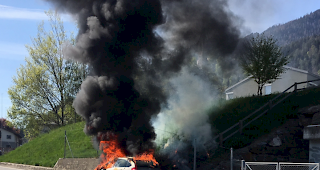 Ein Personenwagen ist am Samstagnachmittag im b&uuml;ndnerischen Tamins komplett ausgebrannt.