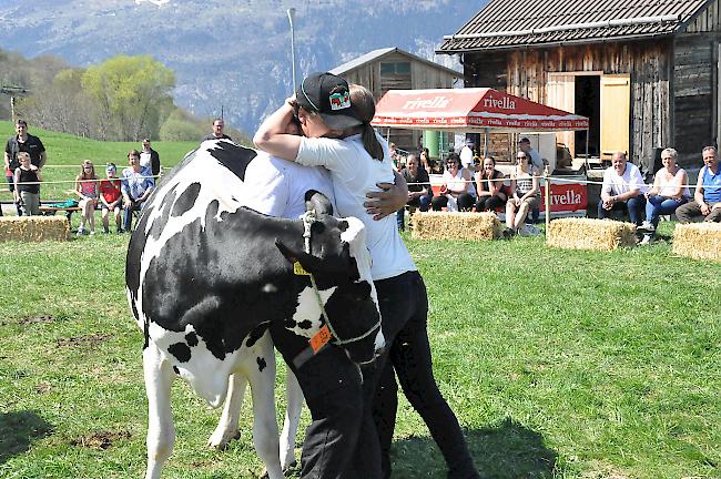 Nicolas und Carmen Lötscher aus Unterbäch feiern mit ihrer Jane den Titel Miss Schattenberge.