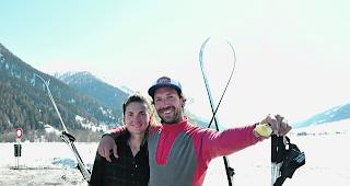Weiss. Marek Frencl und Freundin Michaela Raskowa aus Tschechien zogen am Wochenende in M&uuml;nster und Ulrichen noch ein paar Bahnen mit den Langlaufski. 