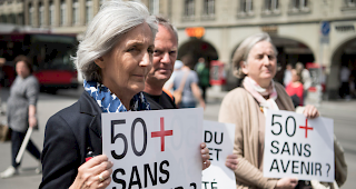 Personen von Avenir50plus verlangen an einer Aktion Massnahmen gegen die Diskriminierung der &Auml;lteren auf dem Arbeitsmarkt.