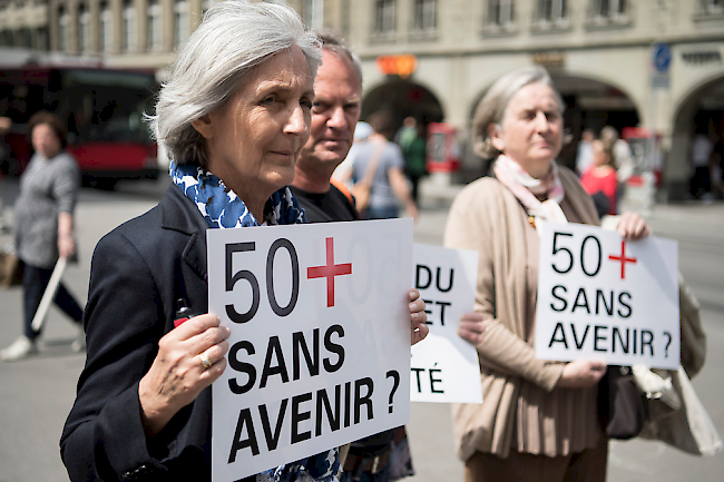 Personen von Avenir50plus verlangen an einer Aktion Massnahmen gegen die Diskriminierung der Älteren auf dem Arbeitsmarkt.