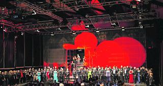 Monumental. Die Ch&ouml;re und T&auml;nzer wussten ihr Publikum zu &uuml;berzeugen.  