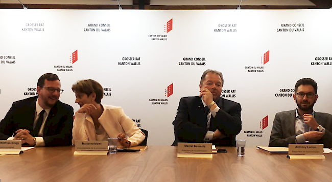 Philipp-Matthias Bregy, Marianne Maret (Vizepräsidentin), Marcel Delasoie (Kommissionspräsident) und Anthony Lamon erklären die Details des neuen Bergbahnengesetzes.