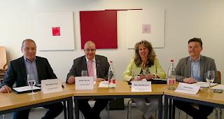 Amad&eacute; Fuchs (Vertreter AGVS), Elmar Furrer (Pr&auml;sident GRM), Bea Zenh&auml;usern (Gesch&auml;ftsf&uuml;hrerin vispexpo) und Paul Eyer (Vertreter der Garagisten) bei der Medienkonferenz.