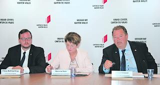 Informierten. Die Ad-hoc-Kommission des Grossen Rats pr&auml;sentierte gestern den neuen Entwurf des Bergbahnengesetzes. Von links: Philipp Matthias Bregy, Marianne Maret (Vizepr&auml;sidentin) und Marcel Delasoie (Pr&auml;sident). 