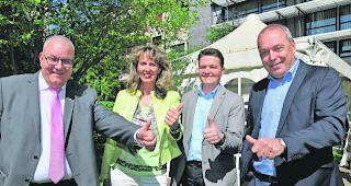Daumen hoch. Elmar Furrer, Gemeinderat und Pr&auml;sident NEUWA, Bea Zenh&auml;usern, Vispexpo-Pr&auml;sidentin, Paul Eyer als Vertreter der Garagisten und Amad&eacute; Fuchs, Vertreter AGVS: Sie blicken zuversichtlich und gleichzeitig gespannt auf die NEUWA 2018. 