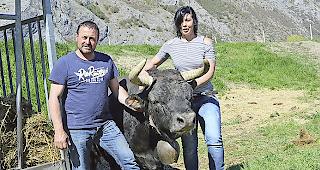 Diego und Madlen Wyssen mit &laquo;Tzigane&raquo;, der &laquo;Reine des Reines 2017&raquo;.