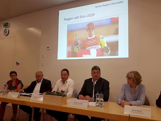 Vorstandsmitglieder Verein Oberwallis, von links: Christine Clausen, Niklaus Furger, Christian Grichtig, Gilbert Loretan und Romy Biner. Nicht im Bild: Franz Ruppen und Bernhard Schwestermann.