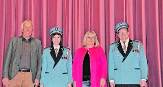 Ehrung. Von links: Fahnenpate und neu ernanntes Ehrenmitglied Ren&eacute; Imoberdorf, Svenja Zumoberhaus, Kassierin, Fahnenpatin und Ehrenmitglied Elisabeth Weger und Martin Nanzer, Vereinspr&auml;sident. 