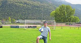 Ballgewandt. Florian Locher auf &laquo;seinem&raquo; Sportplatz in Steg. 