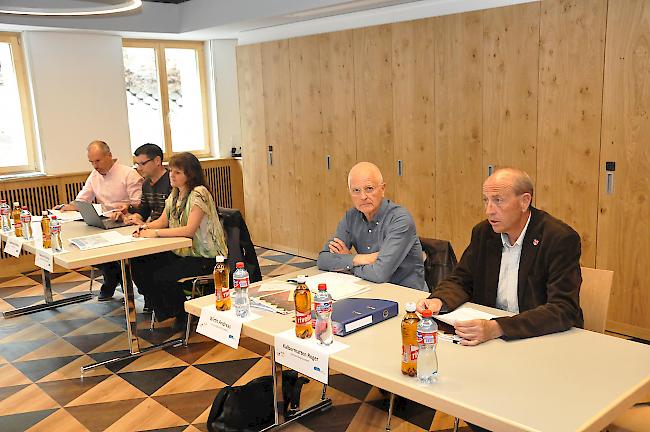 (Von rechts nach links) Gemeindepräsident Roger Kalbermatten, Projektleiter Andreas Wirth, Vize-Gemeindepräsidentin Christa Bumann, Gemeindrat Markus Supersaxo sowie Gemeindeschreiber Bernd Kalbermatten bei der heutigen Präsentation des Mitwirkungsberichts.