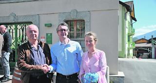 Stolz auf die Walliser Spezialit&auml;ten. Hannelore Tsokhim-Bumann mit dem neuen Pr&auml;sidenten Charles-Henri Zuchuat (Mitte) und dessen Vorg&auml;nger Gaby Gex-Fabry. 
