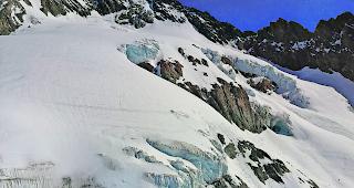 Ein enges Loch. Auf dem Schneefeld im Bildzentrum ist die Stelle sehr gut erkennbar, wo sich das Ungl&uuml;ck ereignete. Die Zugangsspuren stammen von den Rettern. 