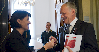 Bundespr&auml;sidentin Doris Leuthard &uuml;bergibt Bundesrat Johann Schneider-Ammann den Schl&uuml;ssel zum Eidgen&ouml;ssischen Volkswirtschafts Departement (EVD), am Dienstag, 2. November 2010 in Bern. (Archiv)