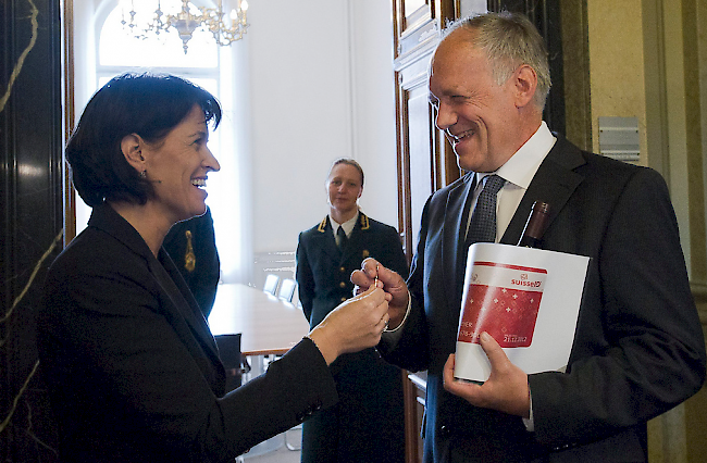 Bundespräsidentin Doris Leuthard und Bundesrat Johann Schneider-Ammann stehen symbolisch für ausgewogene Geschlechter- und Sprachenvertretung. (Archiv)