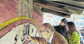 Besch&auml;digt. Bundesexperte Oskar Emmenegger, Restauratorin Karolin Wirthner und Klaus Troger von der kantonalen Denkmalpflege (von links) begutachten das in Freskotechnik angebrachte Zifferblatt am Erner Kirchturm.  