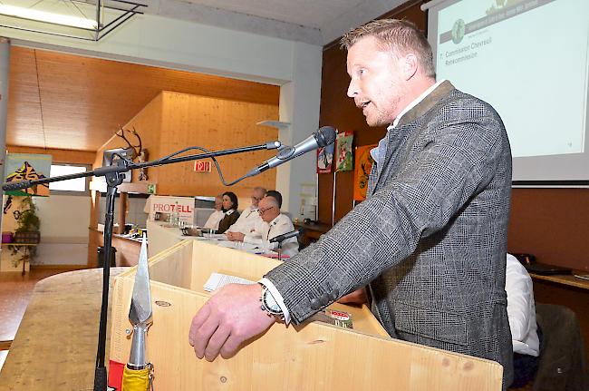 Der Präsident des Walliser Jägerverbands Daniel Kalbermatter führt durch die Delegiertenversammlung in Orsières. 