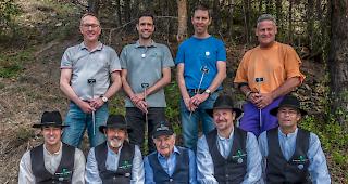 Tradition. Die Neumitglieder (obere Reihe von links) Stephan Williner, Andreas Weber, Thomas Weh und Walter Zenh&auml;usern erhielten ihren pers&ouml;nlichen Rebstock durch Ehren-Rebstockbesitzer Sepp Blatter und den Vorstand der Heidazunft.