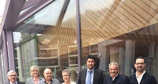 Erfreulicher R&uuml;ckblick. VR-Vizepr&auml;sident Ren&eacute; Welschen (v.l.), Beatrice Hutter (VR), Walter und Helene Jossen (Caf&eacute; Tr&auml;ffpunkt), Aron Pfammatter (VR-Pr&auml;sident), Gemeindevizepr&auml;sident Diego Wellig und Martin Schnidrig (Verwalter Migros) anl&auml;sslich der 107. GV der Konsumgenossenschaft Naters.