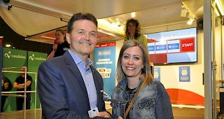 Garagist Paul Eyer gratuliert Anja Inderkummen aus Steg zum Hauptgewinn.
