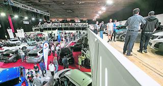 F&uuml;r die Mobilit&auml;t. Gleich auf zwei Etagen pr&auml;sentierten die 28 Garagisten wie hier am Samstagabend ihre neusten Modelle.  