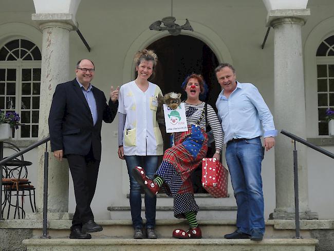 Clownin Gertrude wird bei ihrer ersten Clownvisite im St. Josefsheim von den Heimverantwortlichen herzlich willkommen geheissen.