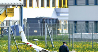 Beim Absturz eines Kleinflugzeugs im Bereich des Flughafens Innsbruck sind am Sonntag, 29. April, die beiden Insassen ums Leben gekommen.