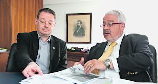 Sorgen. Sanierer Albert Bass (rechts) und Gemeindepr&auml;sident Franz Ruppen beugten sich in den letzten Wochen viele Stunden &uuml;ber das WNF-Dossier.  