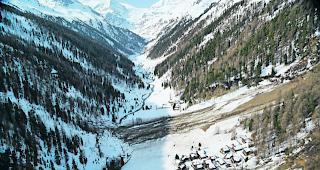 Bl&uuml;omatt. An beiden Seiten des Weilers gingen grosse Lawinen ab. Zum Gl&uuml;ck hat das W&auml;ldchen oberhalb des Weilers seine Schutzfunktion unter Beweis gestellt. 