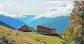 Naturnah. Seit Herbst 2015 strahlen das modernisierte Berghaus (links) und die umgebaute Bergstation auf Ch&auml;serstatt in neuem Glanz. Deren Inhaber, der als Brezelk&ouml;nig bekannte Unternehmer Klaus Stahl, erwarb die Liegenschaften zwei Jahre zuvor.  