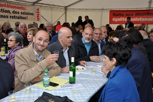 Nationalrat Mathias Reynard (links) und Bundespräsident Alain Berset (2. von links) gönnten sich in Sitten ein Raclette.