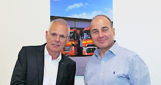 Partner. Gerhard Constantin, VR-Pr&auml;sident der Constantin Recycling AG (links), und Vincent Chapel, Direktor von Helvetia Environnement, besiegeln die Zusammenarbeit per Handschlag.  
