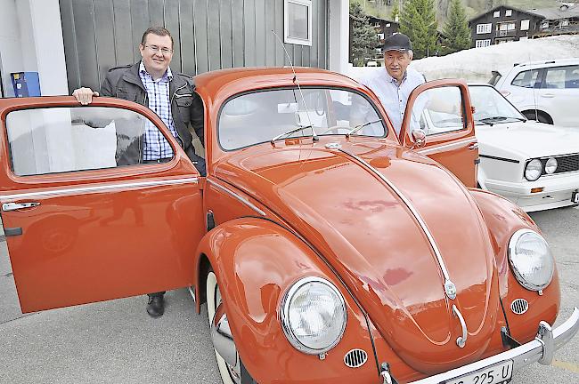 Martin und Herbert Nanzer mit ihrem "Brezelkäfer" Jahrgang 1951.