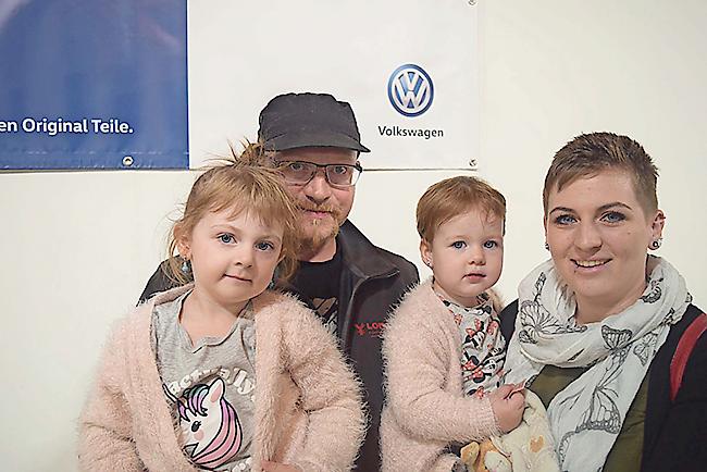 Michael (42) mit Elena (4) und Fiona (2) mit Nadia Lehner (26) aus Baltschieder.