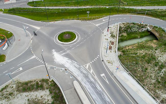 Vermutlich ist ein Farbbehälter von einem Fahrzeug gefallen und hat auf der Strasse eine Lache gebildet. 