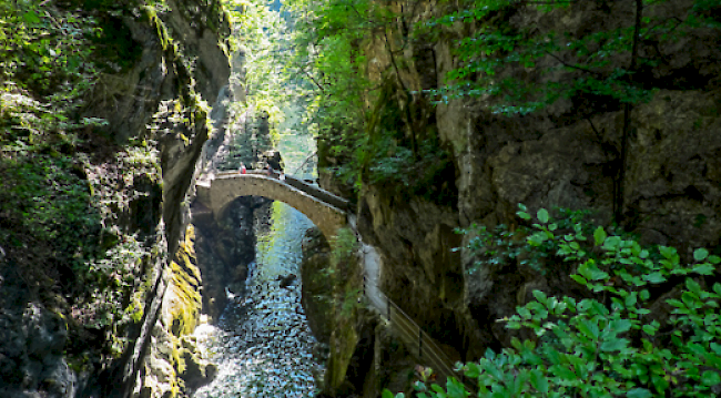 Ein achtjähriger Knabe hat sich am Dienstag bei einem Sturz in der Areuse-Schlucht bei Boudry NE schwer verletzt. Er stürzte rund dreissig Meter tief in den Fluss. 