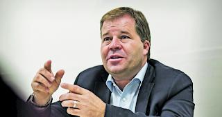 Verantwortung &uuml;bernehmen. Pierre-Alain Grichting zeigt sich bereit f&uuml;r die strategische F&uuml;hrungsposition an der Spitze der Kantonalbank  &ndash;  und schraubt seine politischen Ambitionen zur&uuml;ck. 