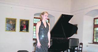 Eine Meisterin ihres Fachs. Pianistin B&eacute;atrice Berrut bot zur &laquo;Einweihung&raquo; des renovierten Fl&uuml;gels des Stockalperschlosses grosse Musik. 