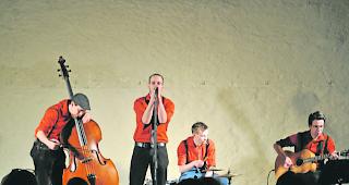 2008. Vor zehn Jahren erblickten &laquo;Die Nachbarn&raquo; das &laquo;Licht der B&uuml;hne&raquo;, morgen Freitag spielt die Band in Visp. 