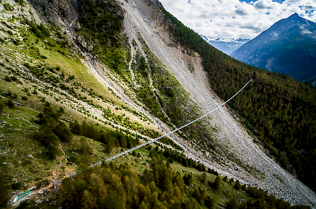 Mit dem Bau der 494 Meter langen Hängebrücke ist der Europaweg zwischen Grächen und Zermatt
wieder ohne Umweg durchgängig begehbar.