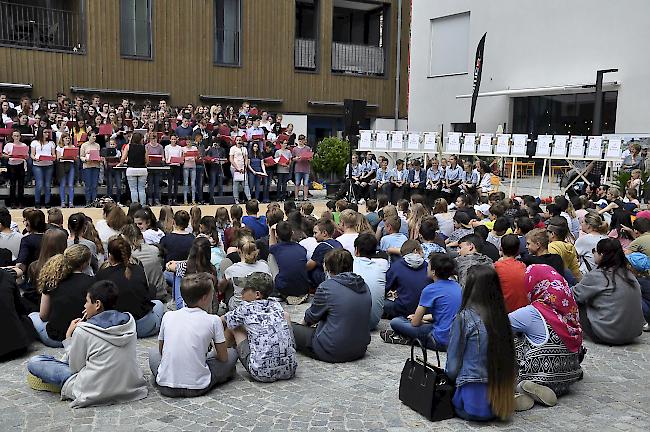 Die Feierlichkeiten für die von den Schülern gestalteten Tafeln fanden auf dem Aletsch Campus statt.